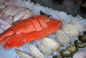 Färsk fisk i kyldisken i Göstas Fiskbutik
